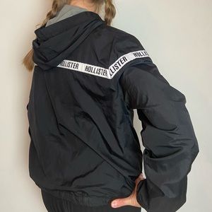 Hollister XL black with logo windbreaker - warm lining.